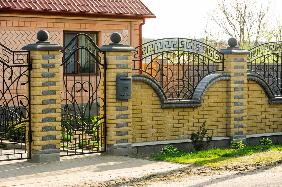 Кирпичный забор для частного дома фото