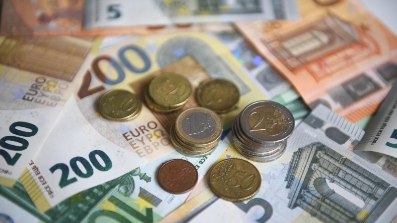 Курс евро опустился ниже 80 рублей впервые с июля 2020 года