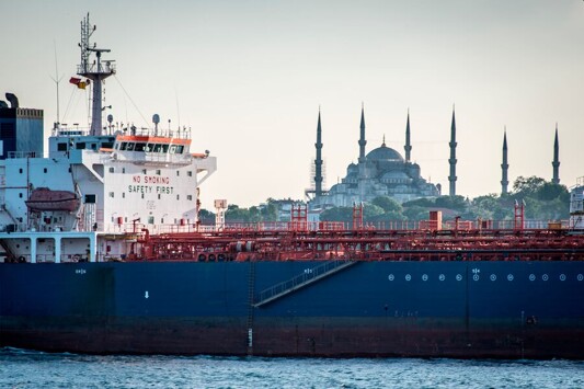 Турция начала пропускать танкеры с нефтью через свои проливы