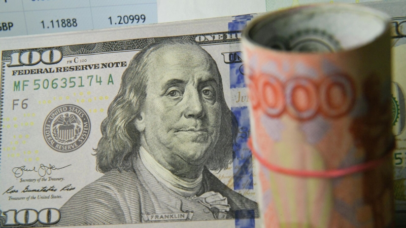 Курс доллара упал ниже 70 рублей