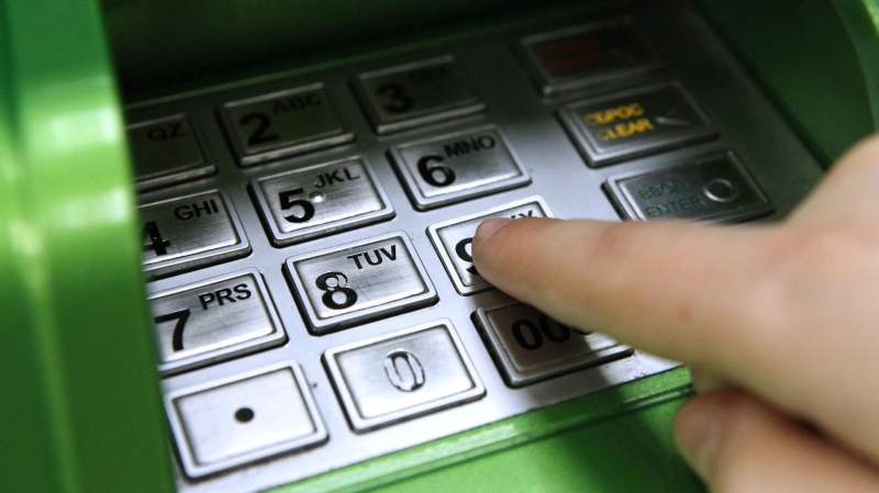 "Сбер" объяснил остановку переводов в другие банки через банкоматы