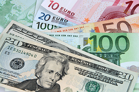 Доля доллара и евро во внешних расчетах России упала ниже 50%